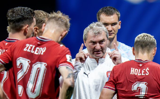 Suchopárek o kritice z domova: Noviny nečtu, mám jen WhatsApp. Taktice se věnujeme akorát Suchopárek o kritice z domova: Noviny nečtu, mám jen WhatsApp. Taktice se věnujeme akorát