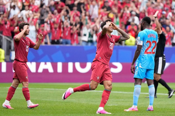 Portugalsko - Kongo 1:1. Ronaldo zůstal zase v ústraní. Hezká vzpomínka na Jotu Portugalsko - Kongo 1:1. Ronaldo zůstal zase v ústraní. Hezká vzpomínka na Jotu