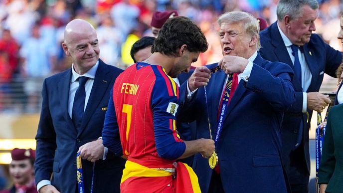 Donald Trump předává zlaté medaile čerstvým mistrům světa ze Španělska Donald Trump předává zlaté medaile čerstvým mistrům světa ze Španělska