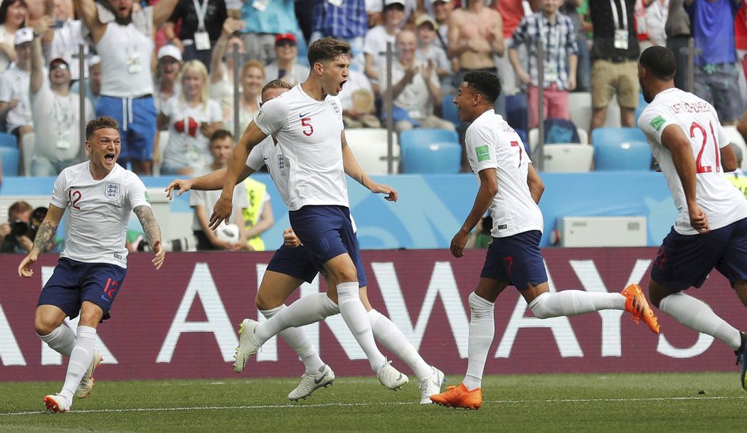 John Stones se spoluhráči slaví úvodní gól Angličanů proti Panamě