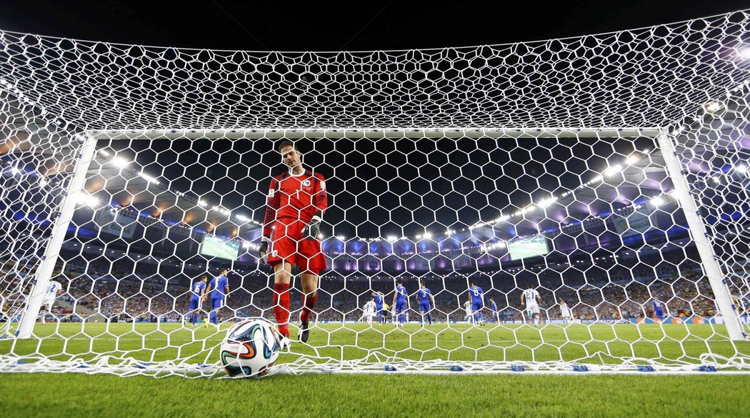 Smutný gólman Asmir Begovic vyndavá balon ze své sítě.