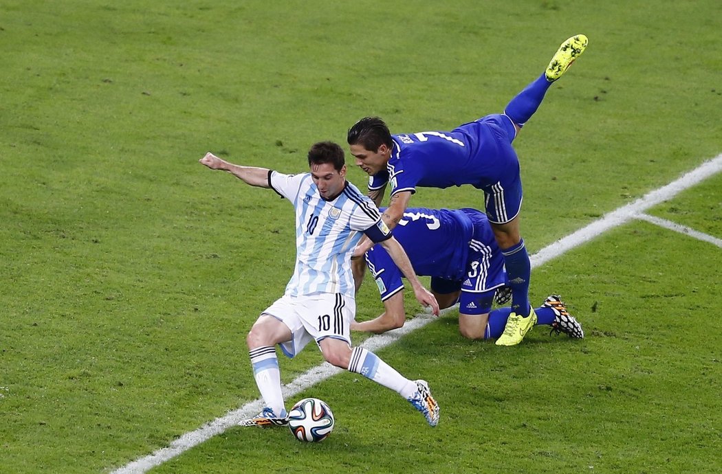 Messi u svého gólu slušně popletl bosenskou obranu.