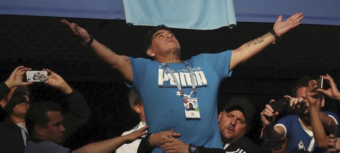 Před zápasem jakoby vzýval Diego Maradona fotbalového Boha