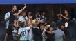 Diego Maradona v obležení argentinských fanoušků