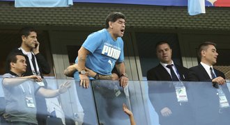 Monumentální krádež, řekl Maradona o postupu Anglie. FIFA ho pokárala