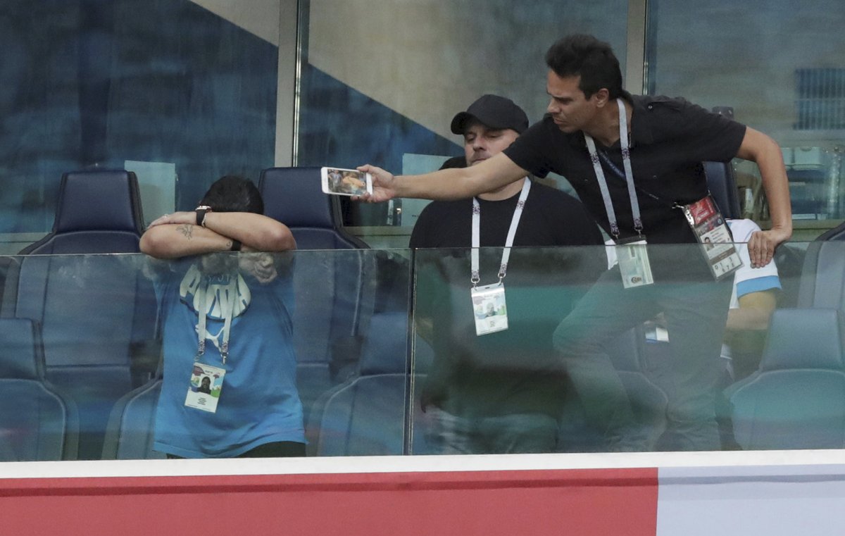 Když udeřila Nigérie z penalty, byl Diego Maradona hodně skleslý