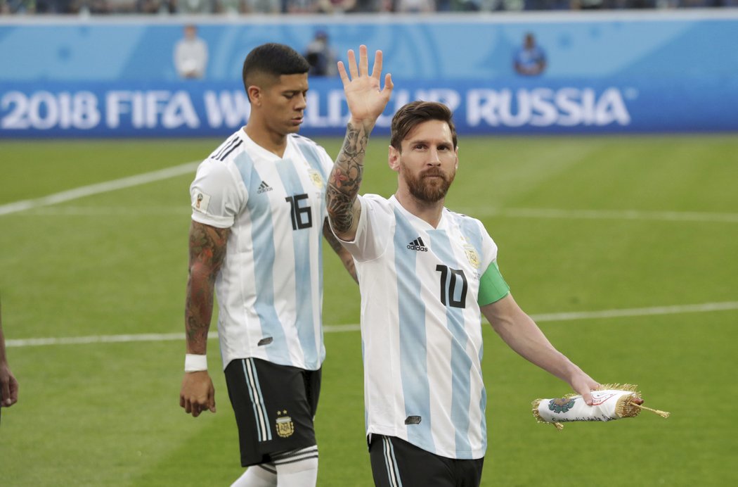 Lionel Messi zdraví diváky před zahájením zápasu Argentiny s Nigérií