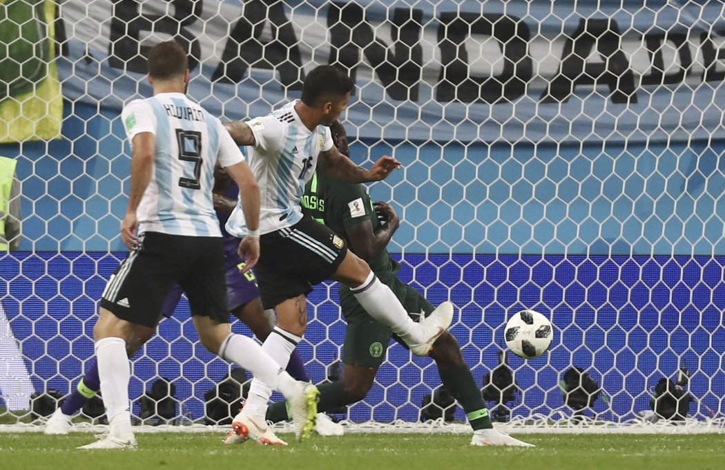 Marcos Rojo se trefil parádně do míče a poslal v 86. minutě Argentinu do vedení