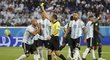 Mascherano stáhl nigerijského soupeře ve vápně, viděl žlutou kartu a Argentina inkasovala z penalty