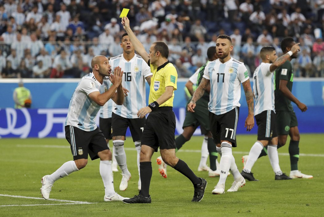 Mascherano stáhl nigerijského soupeře ve vápně, viděl žlutou kartu a Argentina inkasovala z penalty