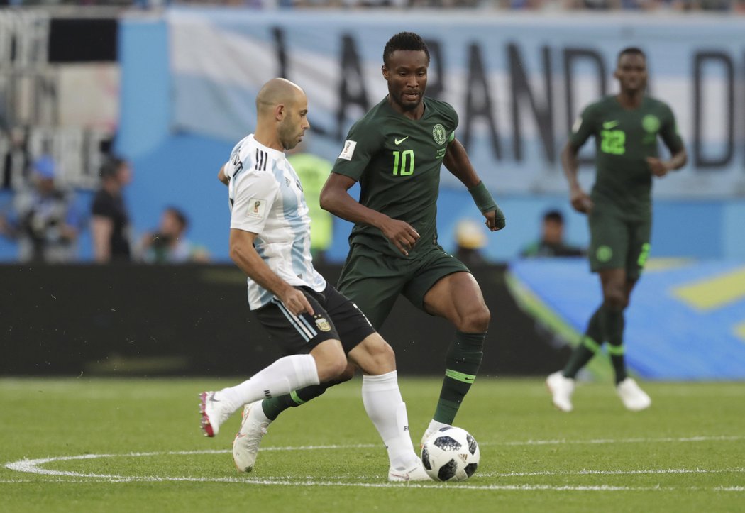 Souboj zkušeností. Argentince Javiera Mascherana brání John Obi Mikel z Nigérie