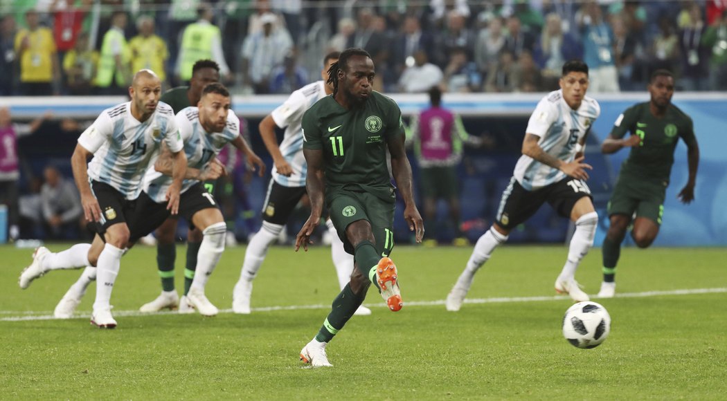 Victor Moses proměňuje pokutový kop proti Argentině na světovém šampionátu