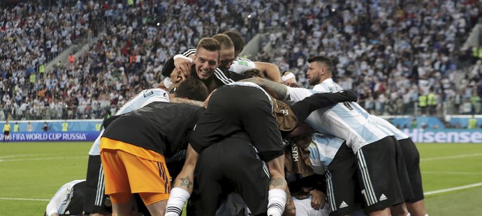Fotbalisté Argentiny slaví po výhře nad Nigérií postup do osmifinále mistrovství světa