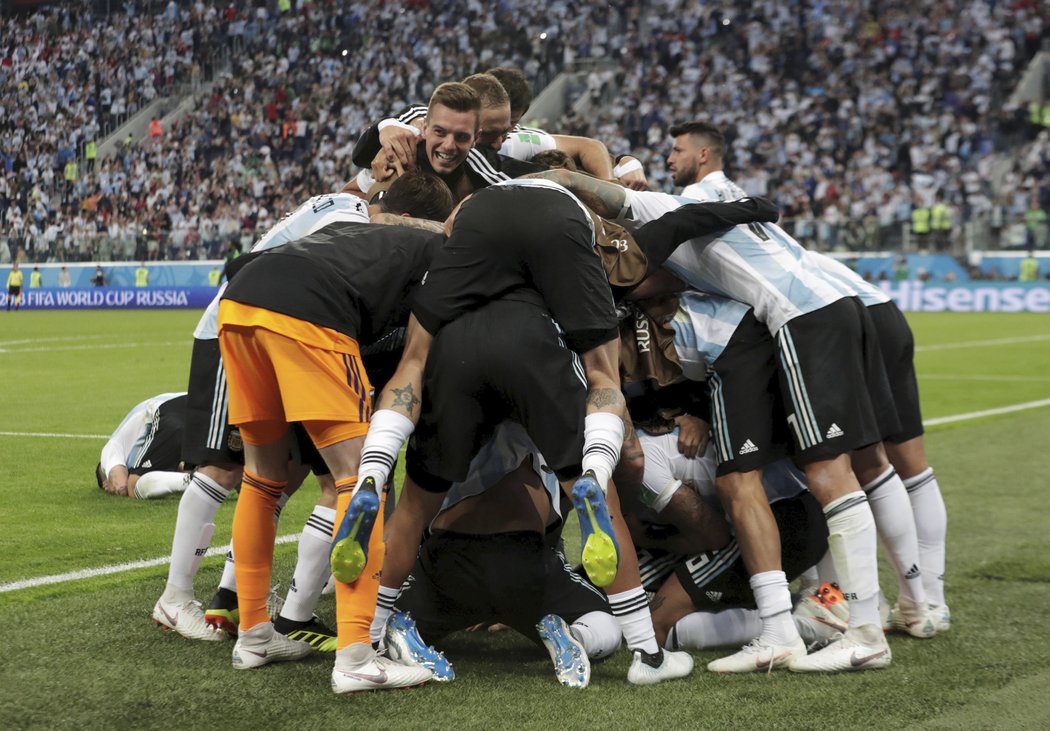 Fotbalisté Argentiny slaví po výhře nad Nigérií postup do osmifinále mistrovství světa