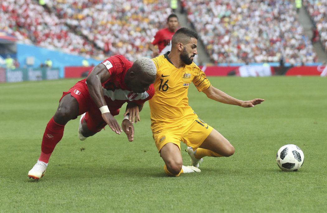 Australan Aziz Behich v souboji s Andre Carrillem z Peru