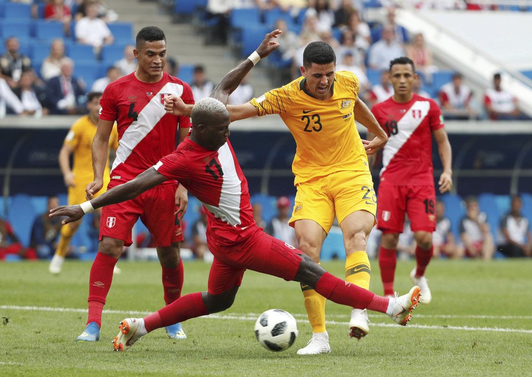 Luis Advincula zastavuje Toma Rogiče v zápase mezi Peru a Austrálií