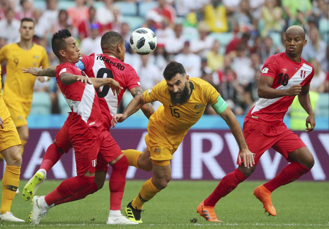 Kapitán Austrálie Mile Jedinak hlavičkuje v zápase mistrovství světa proti Peru