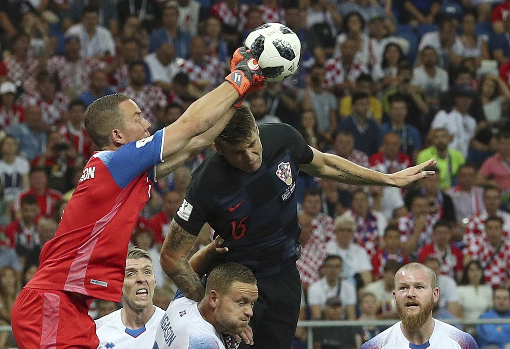 Brankář Islandu Hannes Halldorsson vyráží míč těsně před Duje Caletou-Carem 