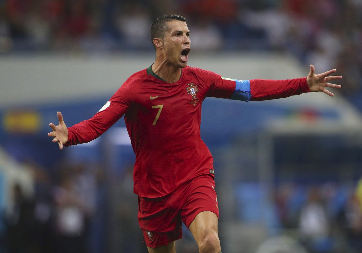 Portugalec Cristiano Ronaldo Ronaldo a jeho radost po vyrovnávacím gólu na 3:3 v duelu se Španělskem na mistrovství světa v Rusku