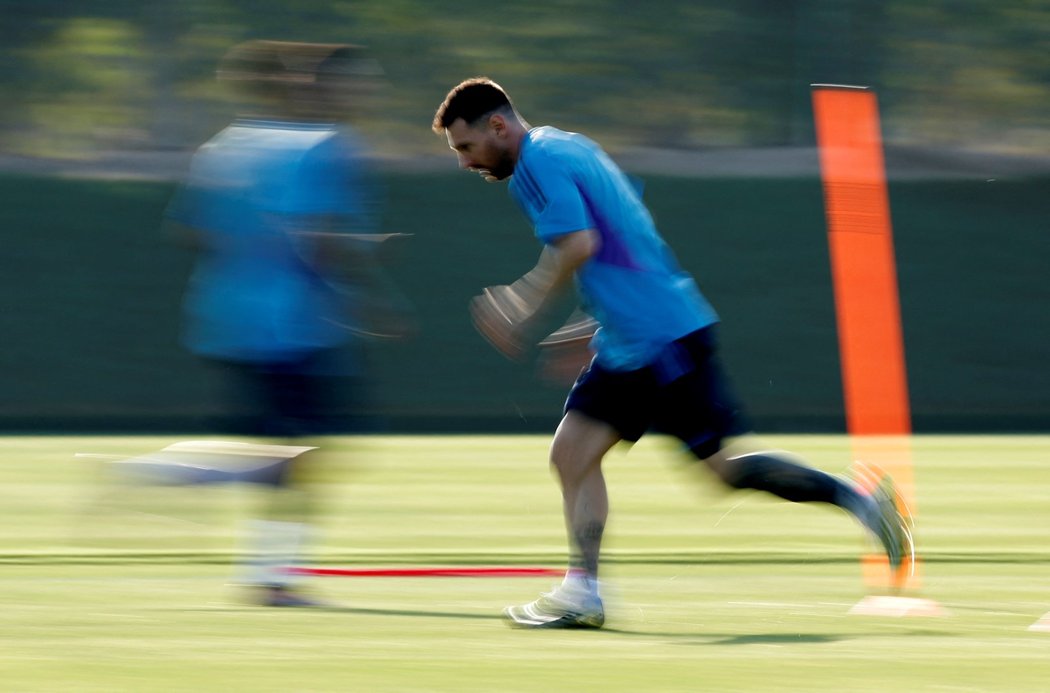 Lionel Messi sprintuje během reprezentačního tréninku