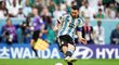 Lionel Messi střílí v zápase se Saúdskou Arábií