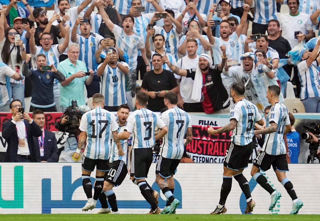 Argentinci se radují po gólu Lionela Messiho