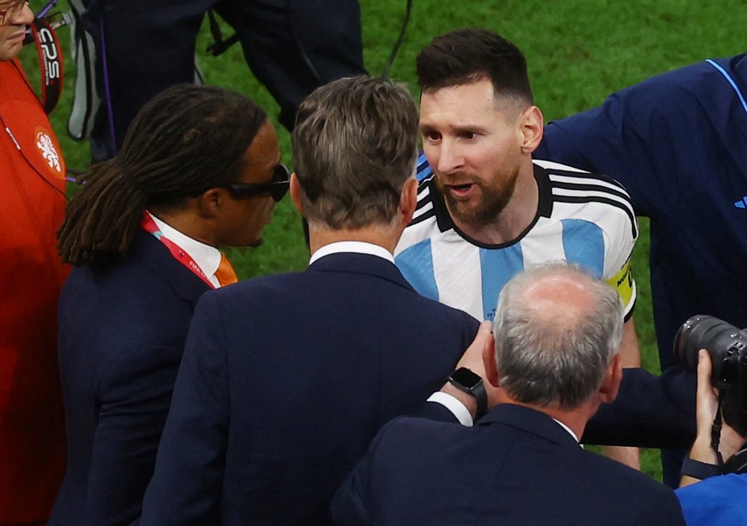 Lionel Messi vedl rozhovor i s trenérem Louisem van Gaalem