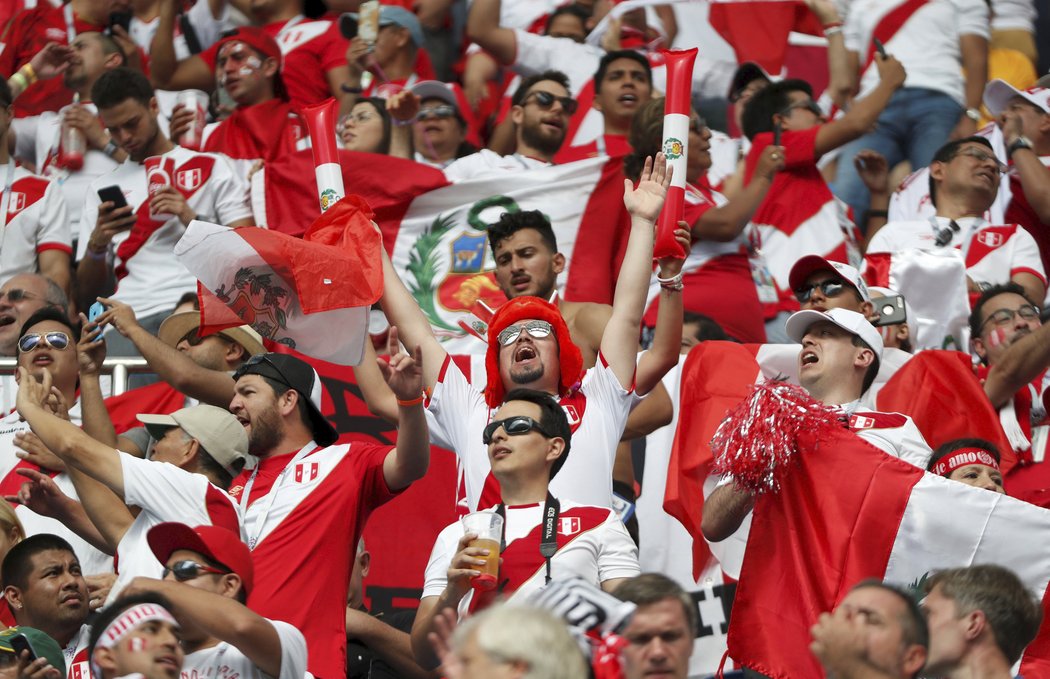 Příznivci Peru během zápasu jejich reprezentace s Austrálií