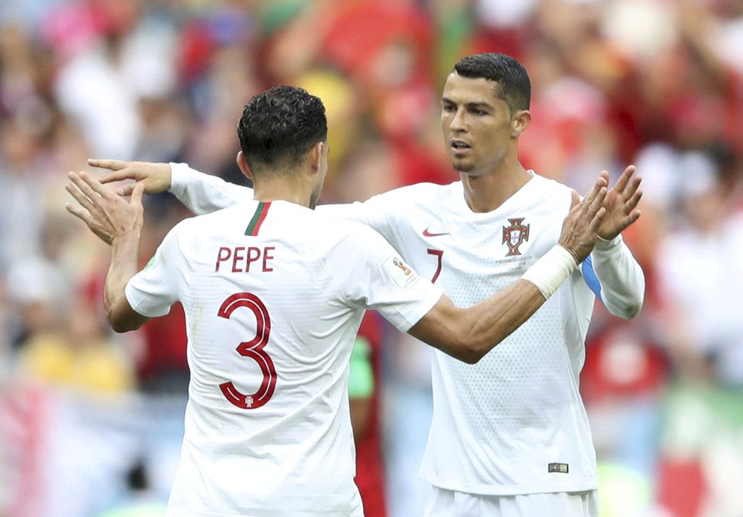 Portugalci Pepé a Cristiano Ronaldo po vítěství nad Marokem. 