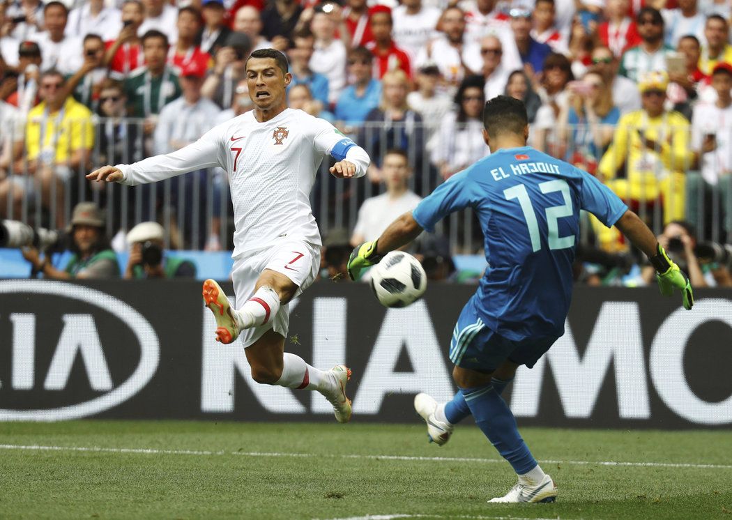 Cristiano Ronaldo dotírá na brankáře Maroka Munira Mohamediho. 