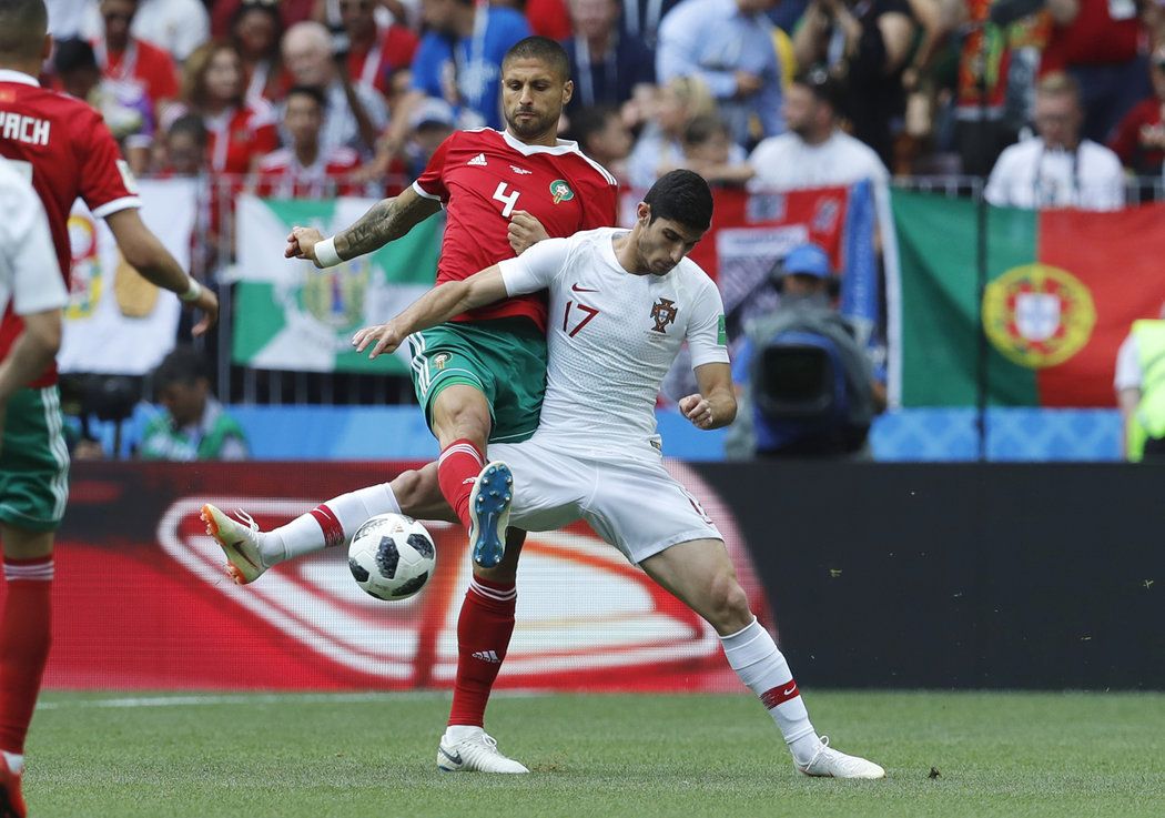 Portugalec Goncalo Guedes v souboji s marockým Manuelem Da Costou