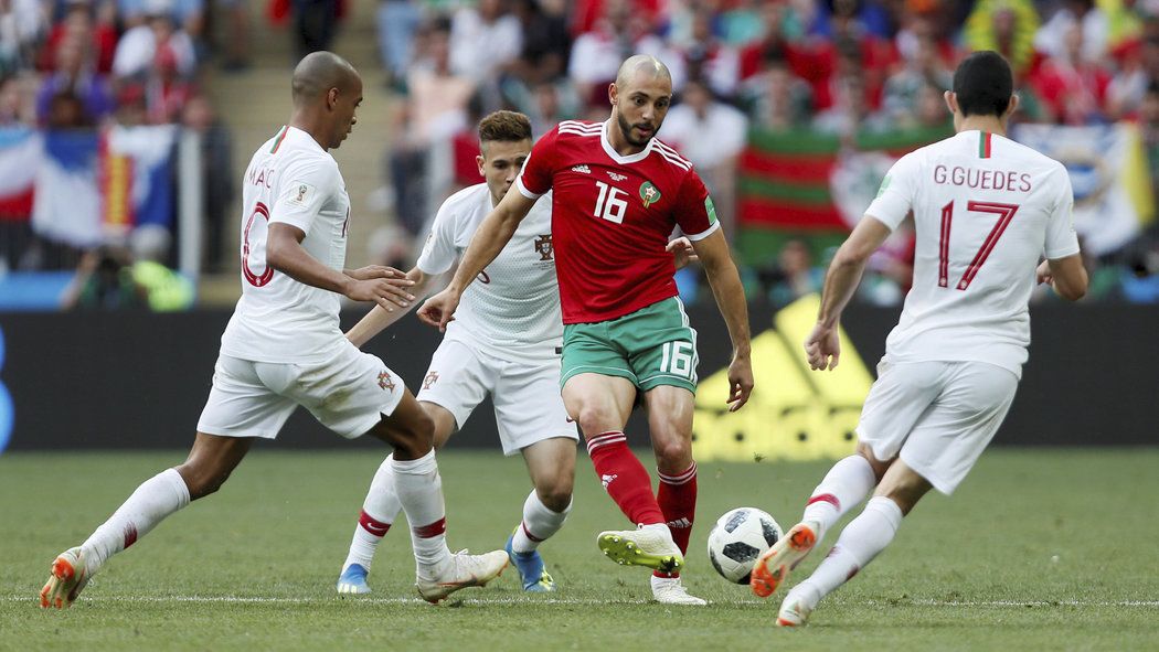 Marocký Nordin Amrabat v obležení portugalských hráčů