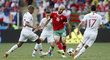 Marocký Nordin Amrabat v obležení portugalských hráčů