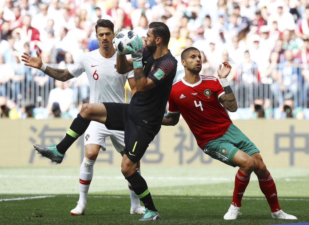 Portugalský brankář Rui Patricio zachytil míč před dotírajícím marockým Manuelem da Costou