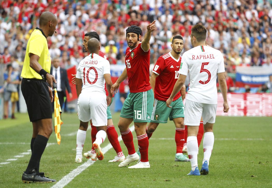 Nordin Amrabat se dožaduje míče v duelu jeho Maroka s Portugalskem 