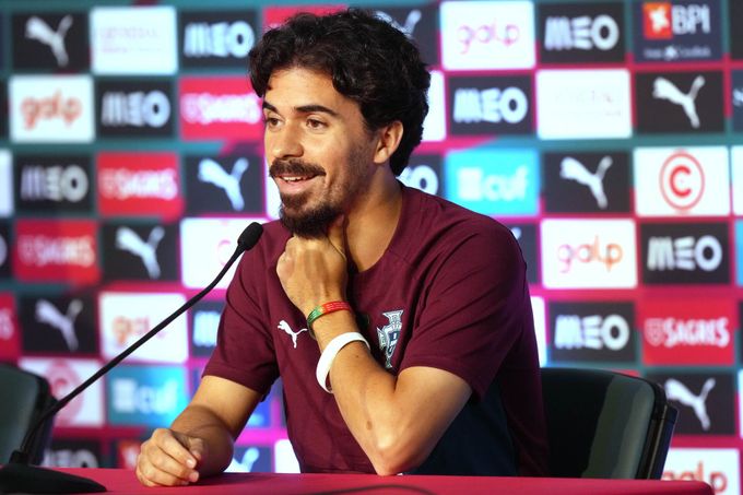 MS ve fotbale ONLINE: Portugalci nastoupí se vzpomínkou na Jotu (†28), dostali ji od premiéra MS ve fotbale ONLINE: Portugalci nastoupí se vzpomínkou na Jotu (†28), dostali ji od premiéra