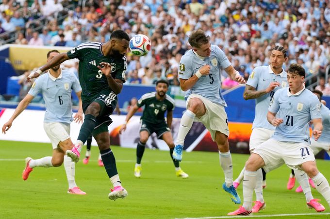 Saúdská Arábie - Uruguay 1:1. Sebral jim rozhodčí výhru? Saúdové řeší podivný konec Saúdská Arábie - Uruguay 1:1. Sebral jim rozhodčí výhru? Saúdové řeší podivný konec