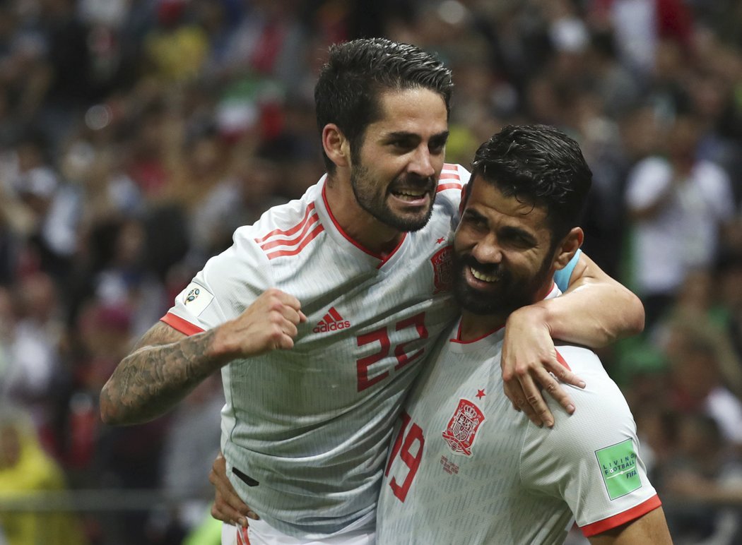 Isco a Diego Costa se radují z gólu Španělska na světovém šampionátu proti Íránu