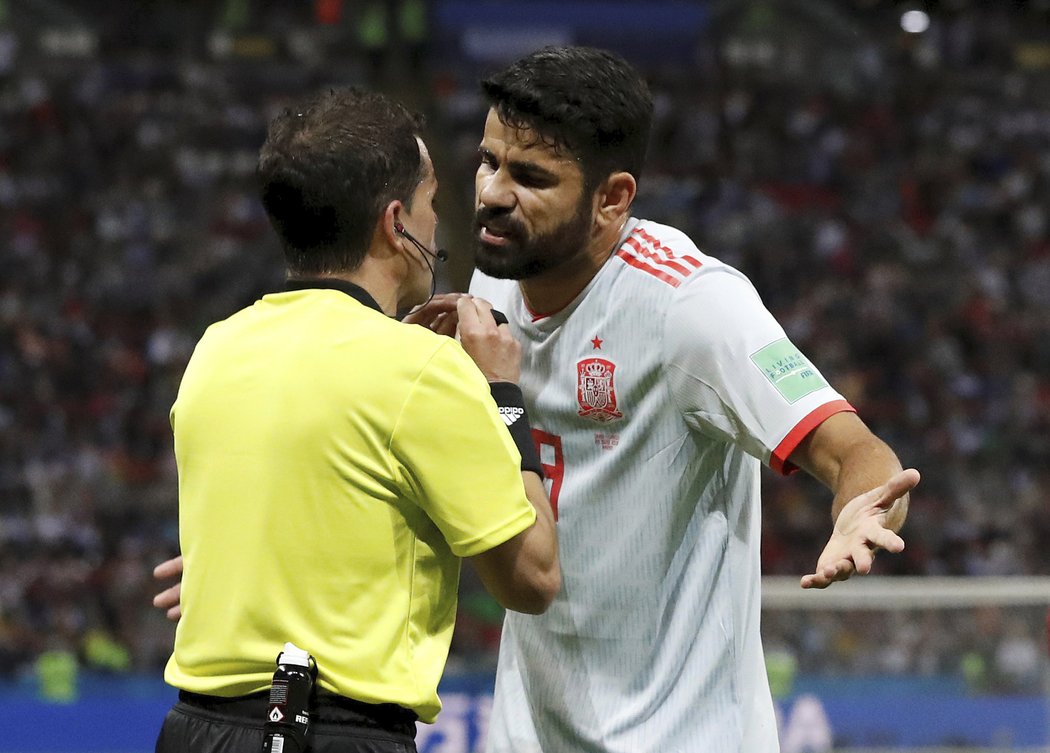 Z očí do očí. Diego Costa protestuje proti rozhodnutí rozhodčího Andrese Cunhy  