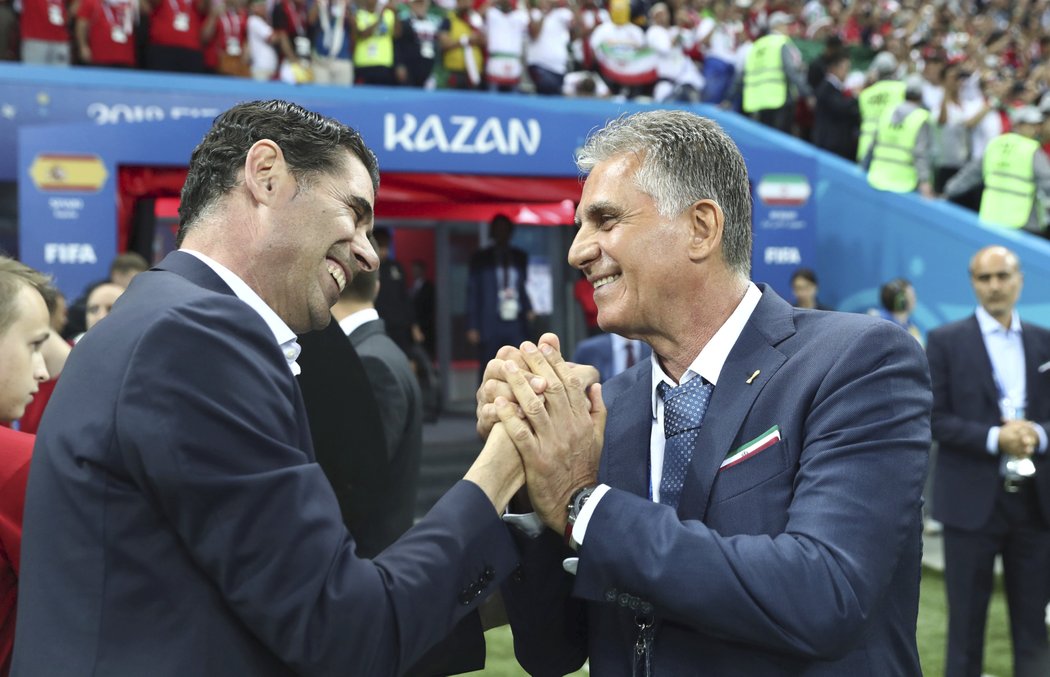 Před duelem Španělsko - Írán se pozdravili trenéři Fernando Hierro a Carlos Queiroz