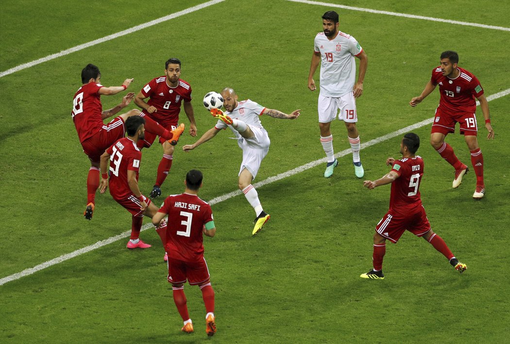 David Silva v íránském obležení. Vše sleduje zpovzdálí Diego Costa.