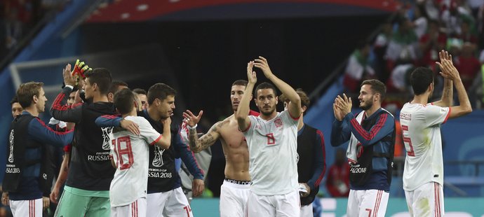 Španělé slavící první výhru na mistrovství světa v Rusku. Írán porazili 1:0