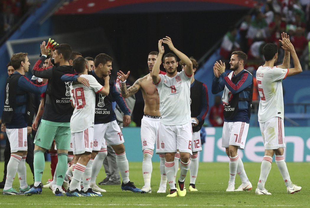 Španělé slavící první výhru na mistrovství světa v Rusku. Írán porazili 1:0