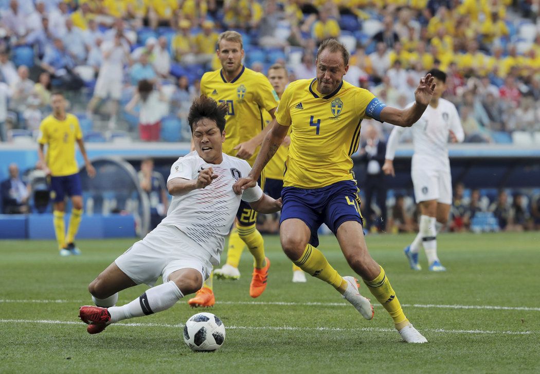 Andreas Granqvist v souboji s  Kim Young-gwonem