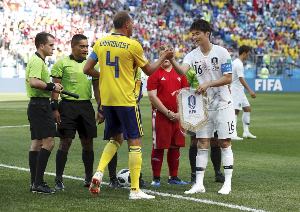 Kapitáni Andreas Granqvist a Ki Sung-yueng se zdraví před začátkem zápasu Švédsko - Jižní Korea