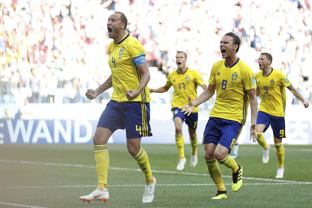 Švéd Andreas Granqvist se raduje se svými spoluhráči z vítězné trefy v duelu MS v Rusku s Jižní Koreou (1:0)