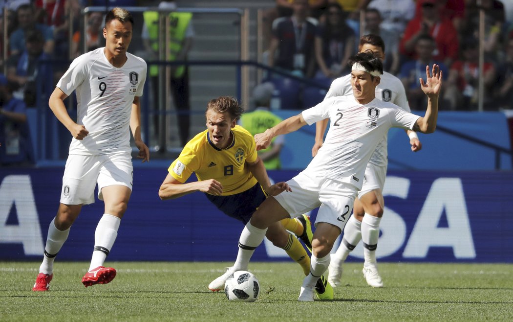 Švéd Albin Ekdal se proletěl vzduchem po souboji s Lee Yongem