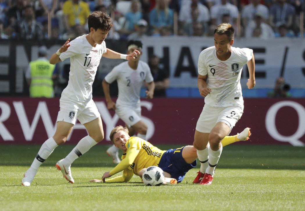 Emil Forsberg se snaží zastavit rozvíjející se útok Jižní Korey