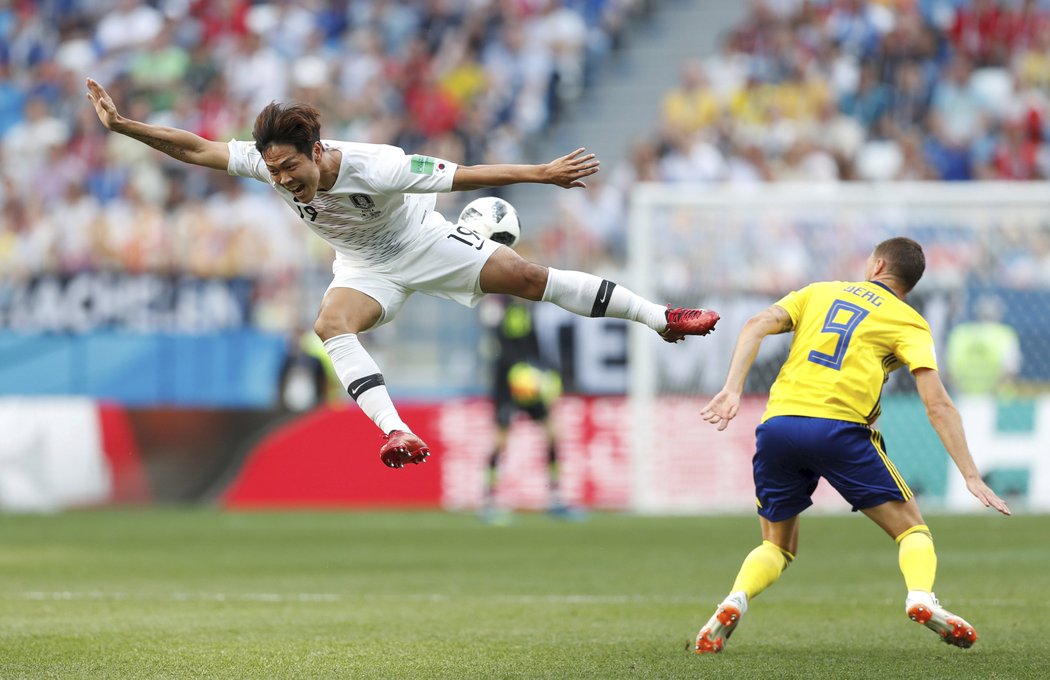 Kim Young-gwon se dostal do poněkud nefotbalové pozice. Všemu přihlíží Marcus Berg