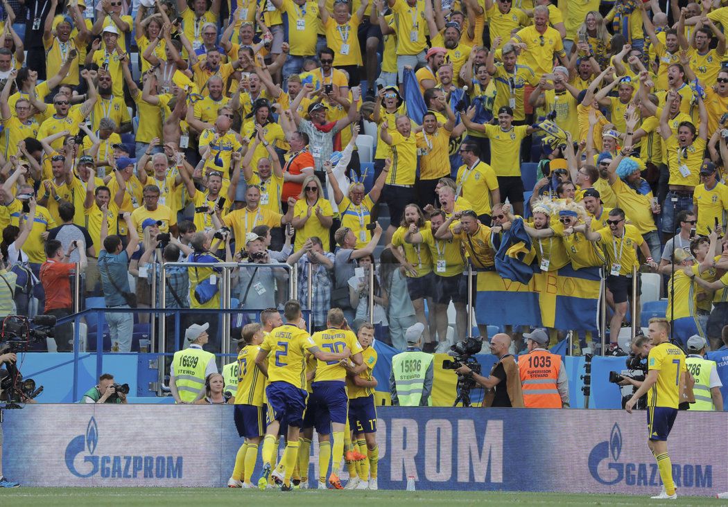 Švédská radost po gólu Andrease Granqvista, který se trefil z pokutového kopu